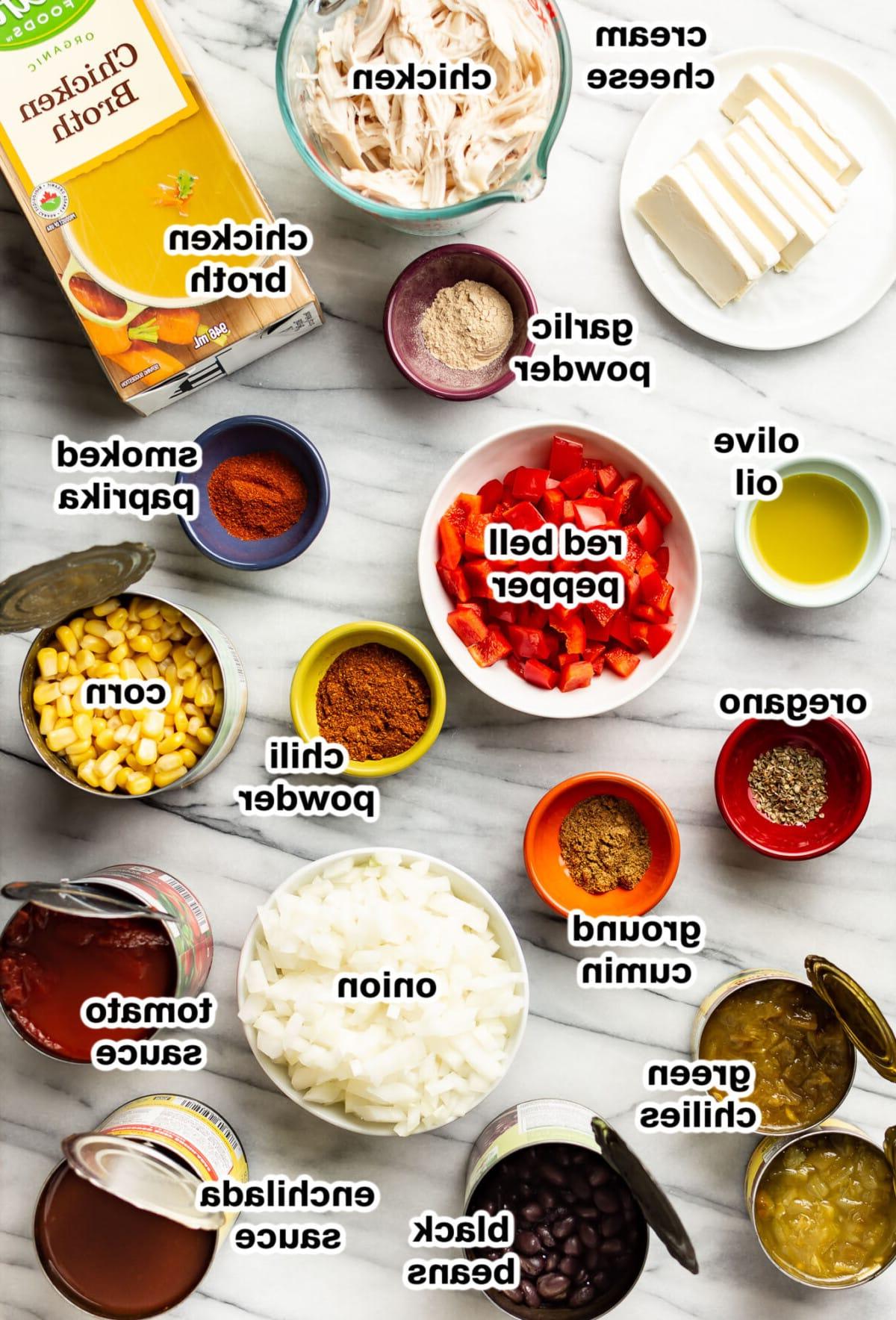 Zutaten für Hähnchen-Enchilada-Suppe in vorbereiteten Schalen