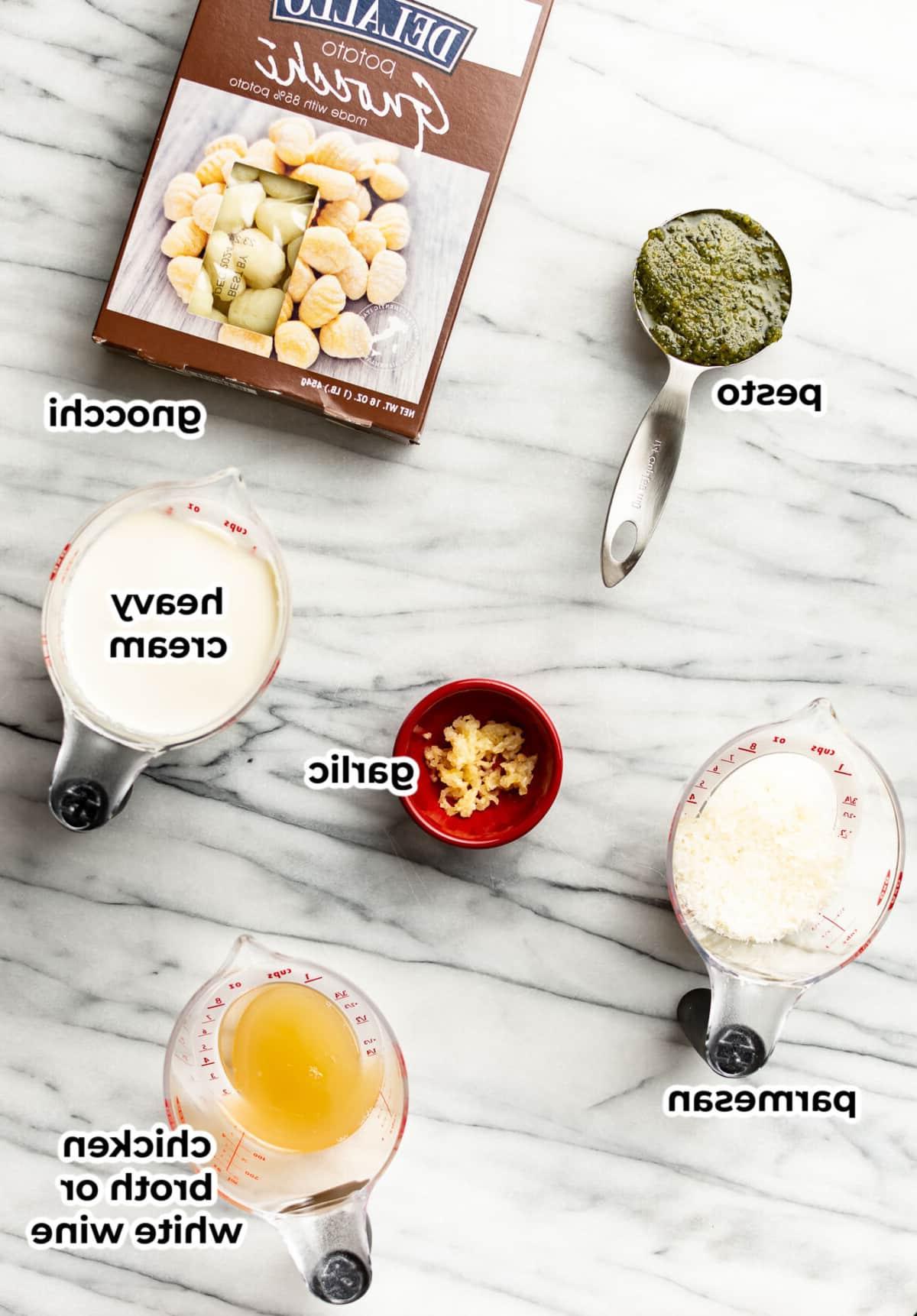 Zutaten für Pesto Gnocchi in Messbechern und Schalen, bereit zur Zubereitung.