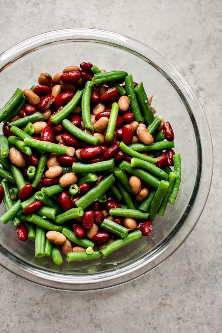 glasschüssel mit zutaten für gesunden drei-bohnen-salat