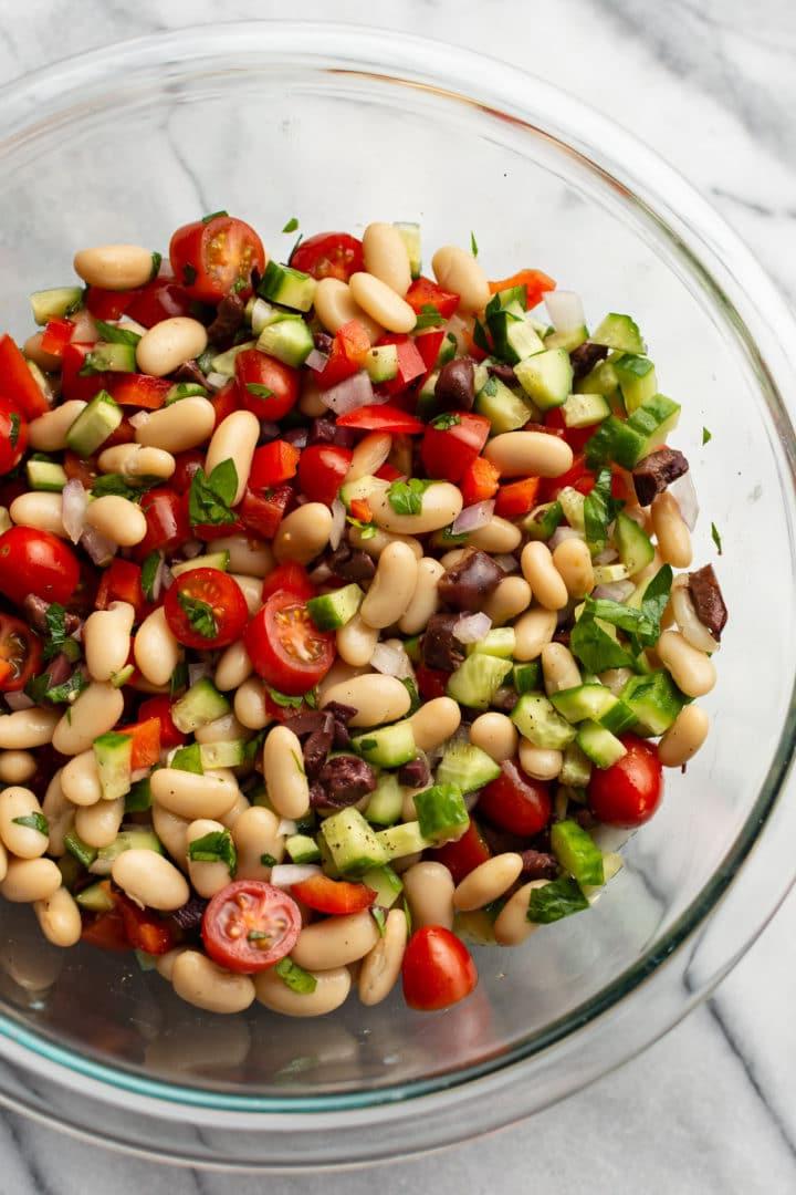 Mediterraner Weiße Bohnen Salat in einer Glas-Vorbereitungsschüssel