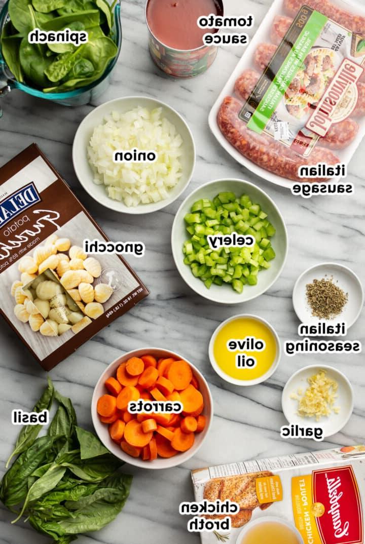 Zutaten für italienische Wurst-Gnocchi-Suppe in Vorbereitungsschalen