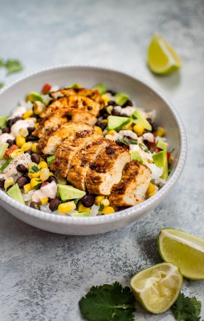 Scharfe Hähnchen Taco Bowl mit Südwest-Gewürz und cremigem Dressing