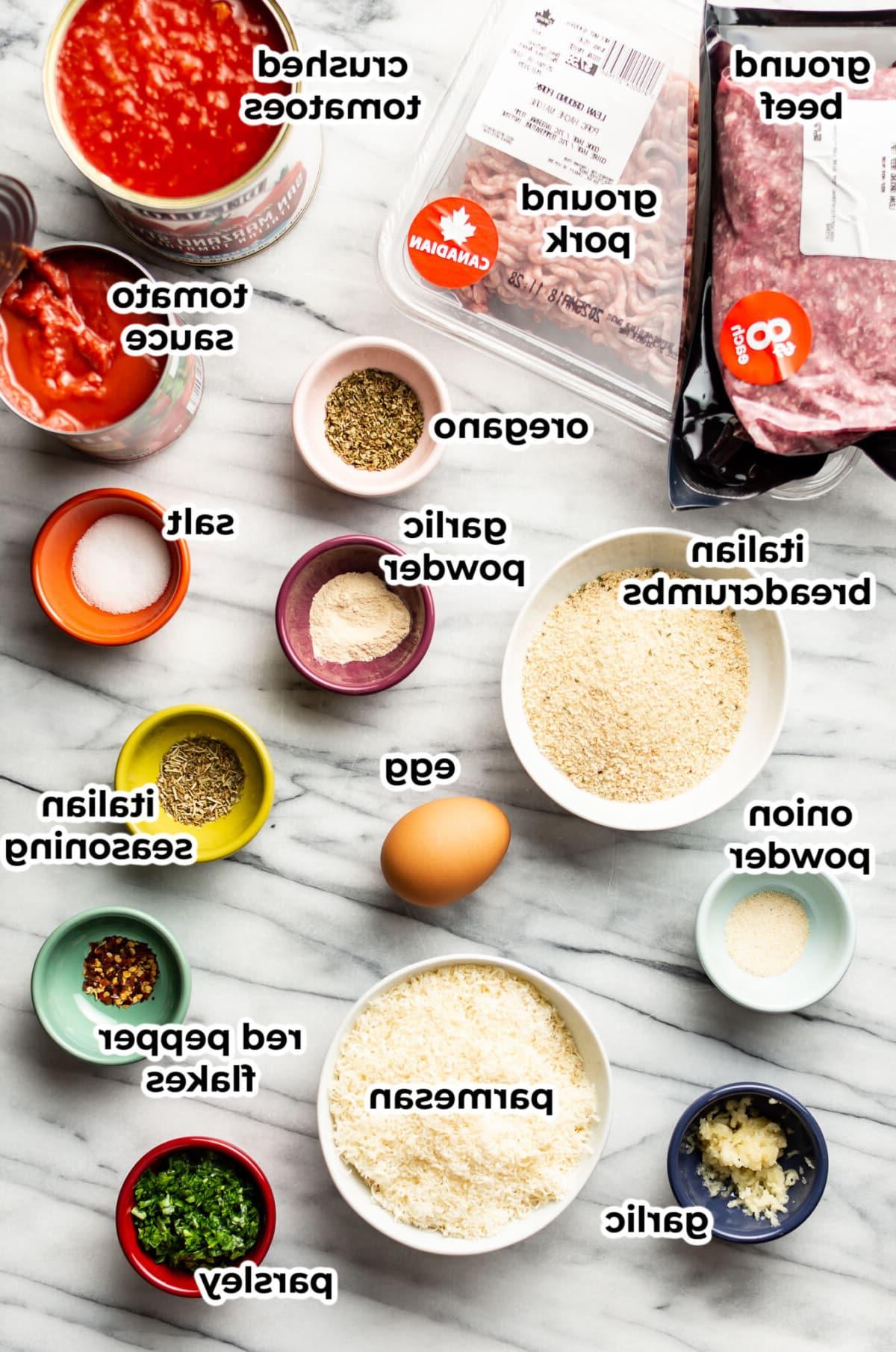 Zutaten für Slow Cooker Hackbällchen in Vorbereitungsschüsseln