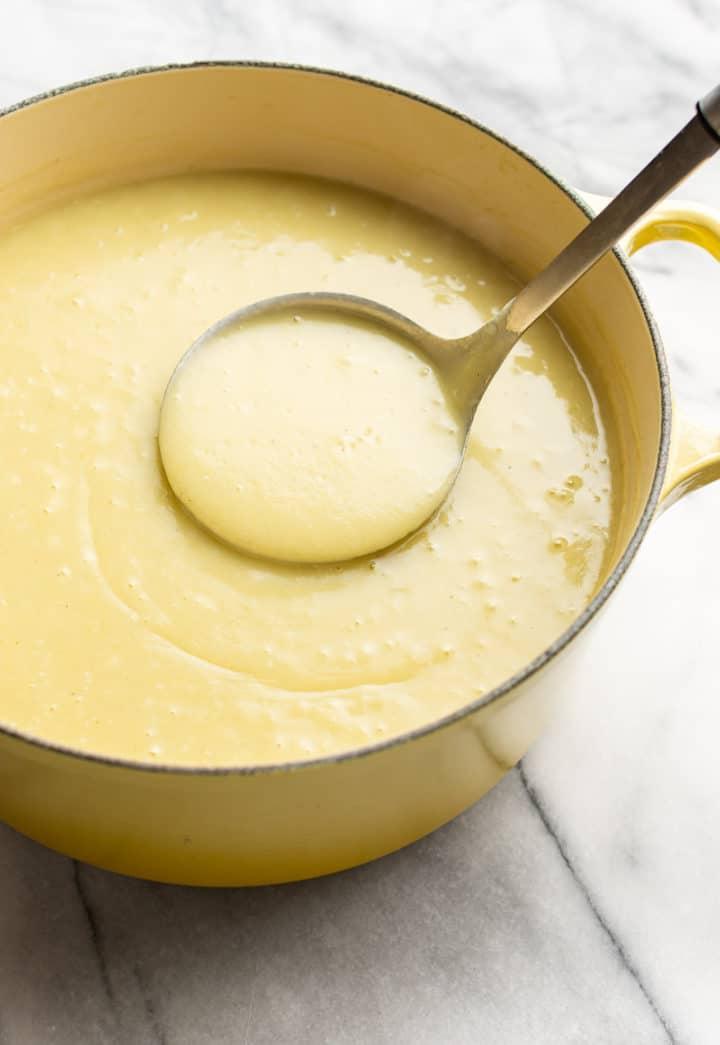 Einfache Kartoffel-Lauch-Suppe 3 Ein Topf voller Kartoffel-Lauch-Suppe mit einer Schöpfkelle