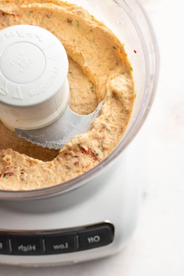 **Weißer Bohnen-Dip mit sonnengetrockneten Tomaten und Basilikum** 3 Weiße Bohnen Dip in der Schüssel der Küchenmaschine