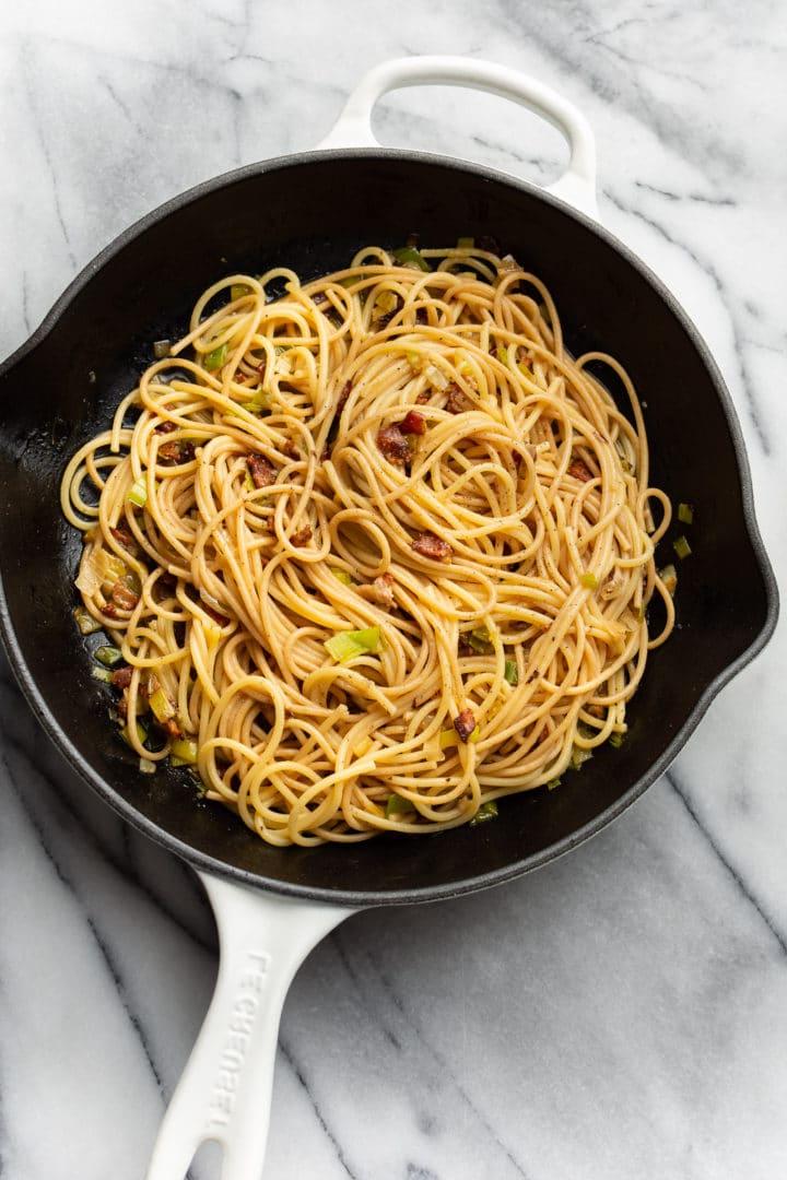 Speck-Lauch-Spaghetti in einer Pfanne
