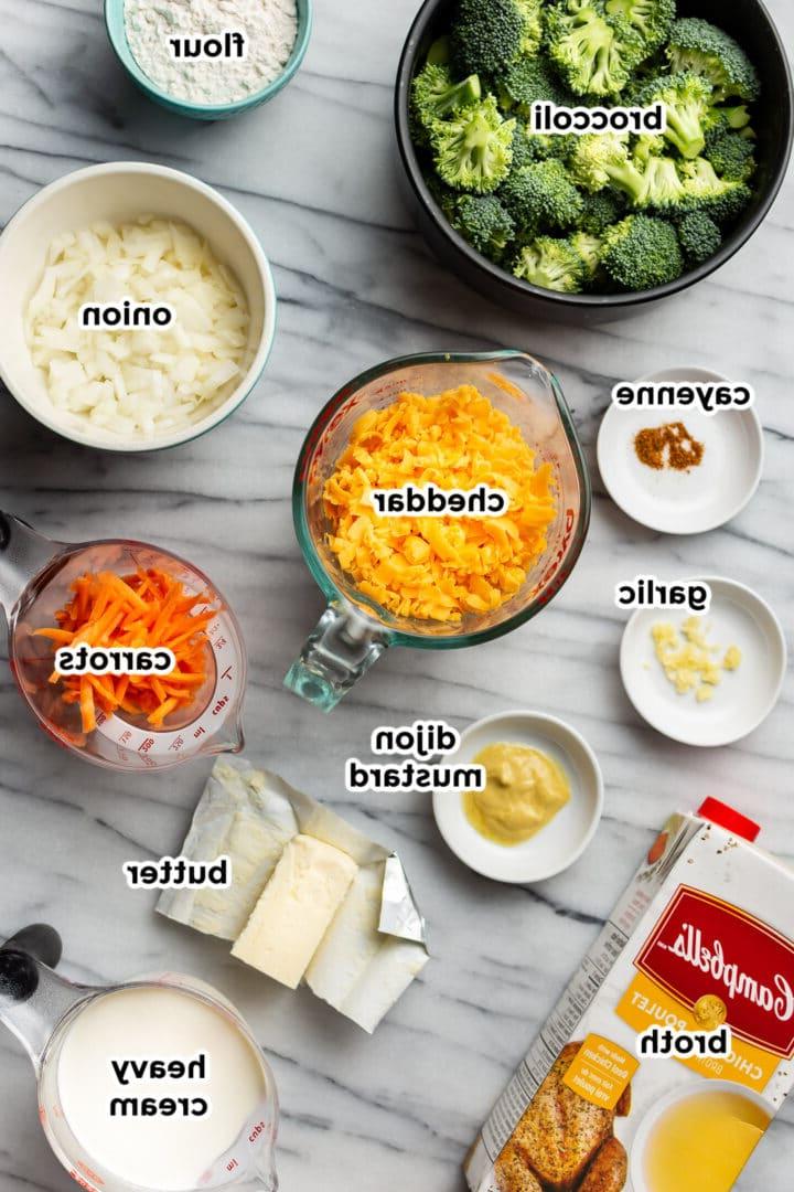 Leichte Brokkoli-Cheddar-Suppe 3 Zutaten in kleinen Schüsseln auf einer Marmorplatte für Brokkoli Cheddar Suppe