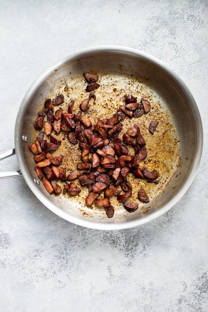 Chorizo-Stücke in einer Metallpfanne