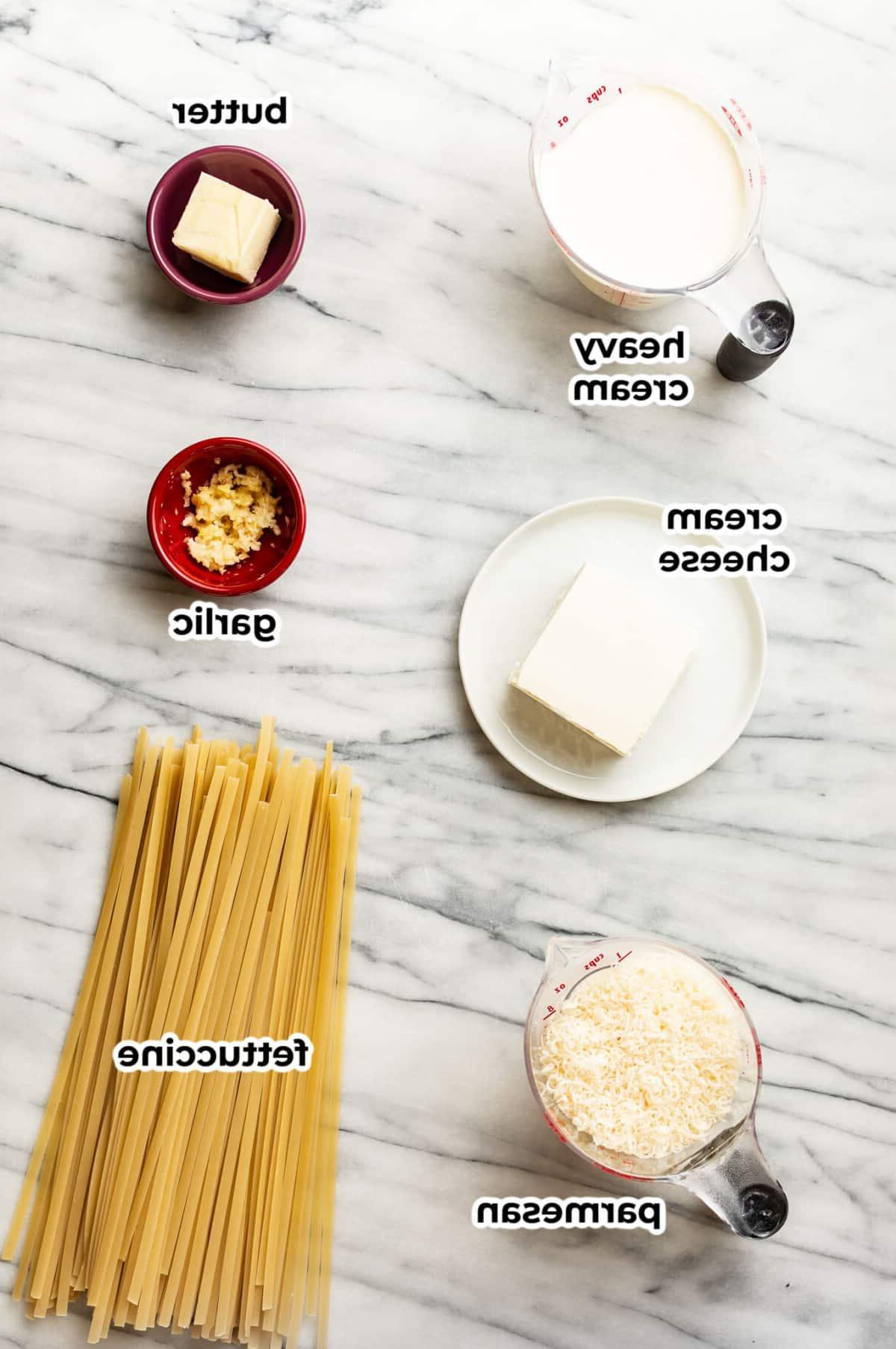 **Schnelle und einfache Alfredo-Soße** 3 ingredients for fettuccine alfredo in prep bowls
