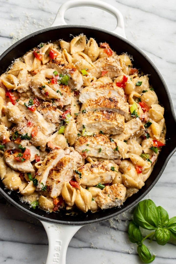 Cremige Cajun-Hähnchen-Pasta 3 einfache Cajun Hähnchen Pasta in einer Pfanne