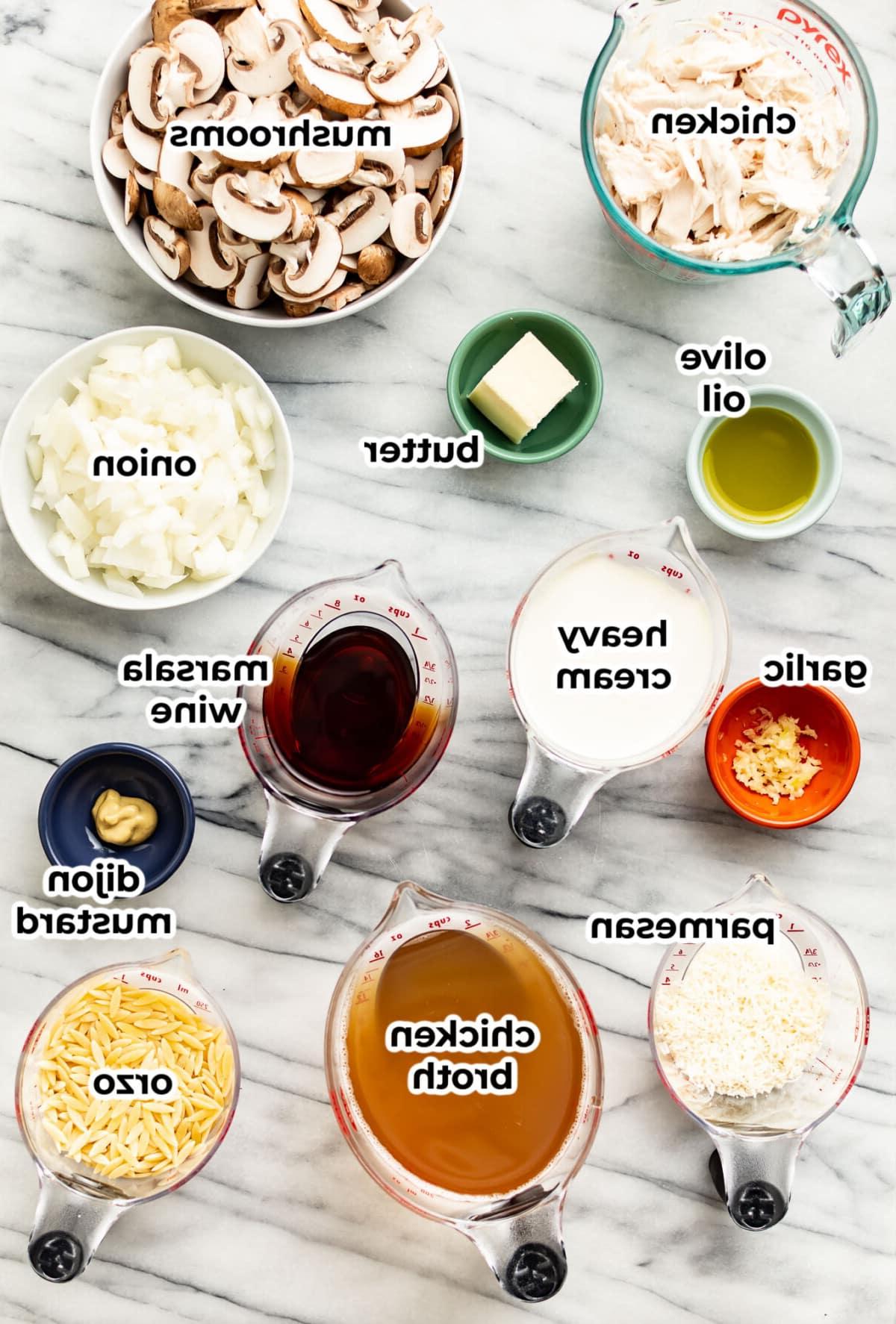 Hähnchen Marsala Orzo 3 Zutaten für Hähnchen Marsala Orzo in Vorbereitungsschalen
