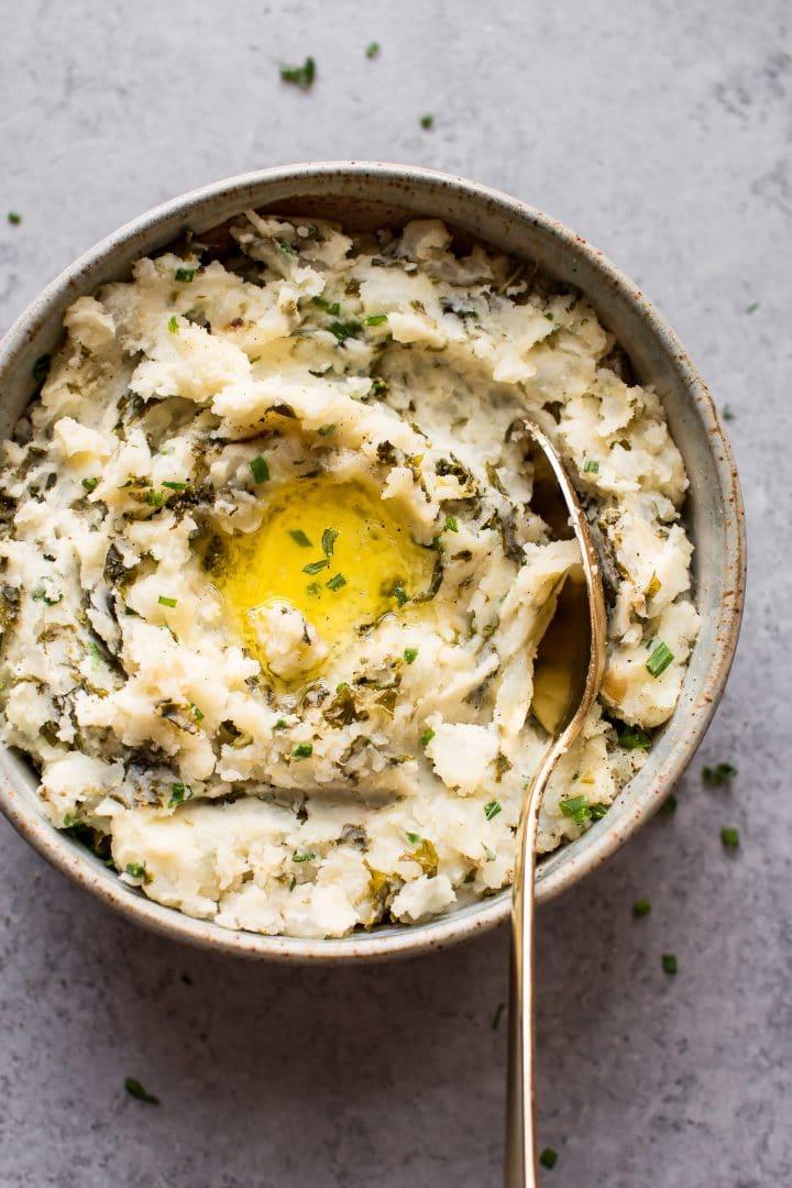 Einfaches Instant Pot Colcannon Rezept 3 Colcannon: Irischer Kartoffelstampf mit Grünkohl in einer Schüssel mit Löffel, eine alternative Instant Pot Variante
