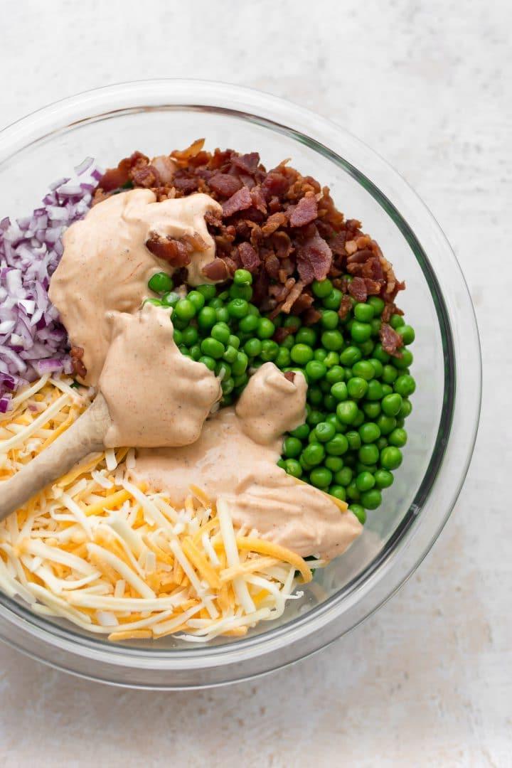 Zutaten für cremigen Erbsensalat in einer Rührschüssel
