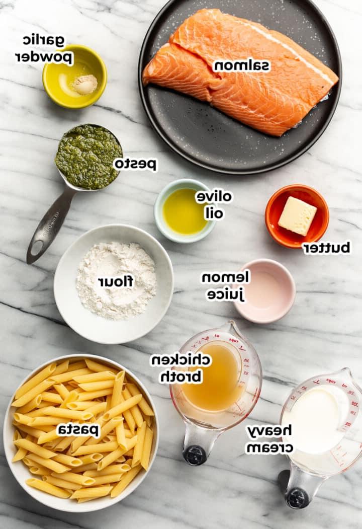 Lachs-Pesto-Pasta 3 Zutaten für Lachs Pesto Pasta in Vorbereitungsschalen und Messbechern