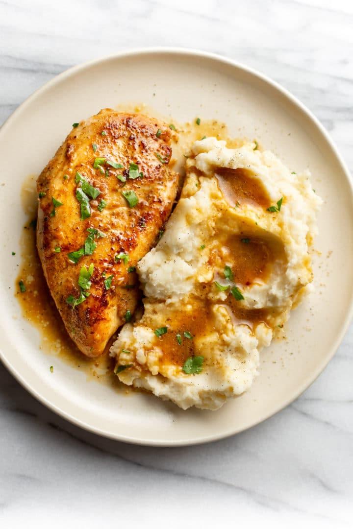 Cajun-Knoblauchbutterhähnchen 3 Cajun Knoblauchbutter Hähnchen mit Kartoffelpüree angerichtet