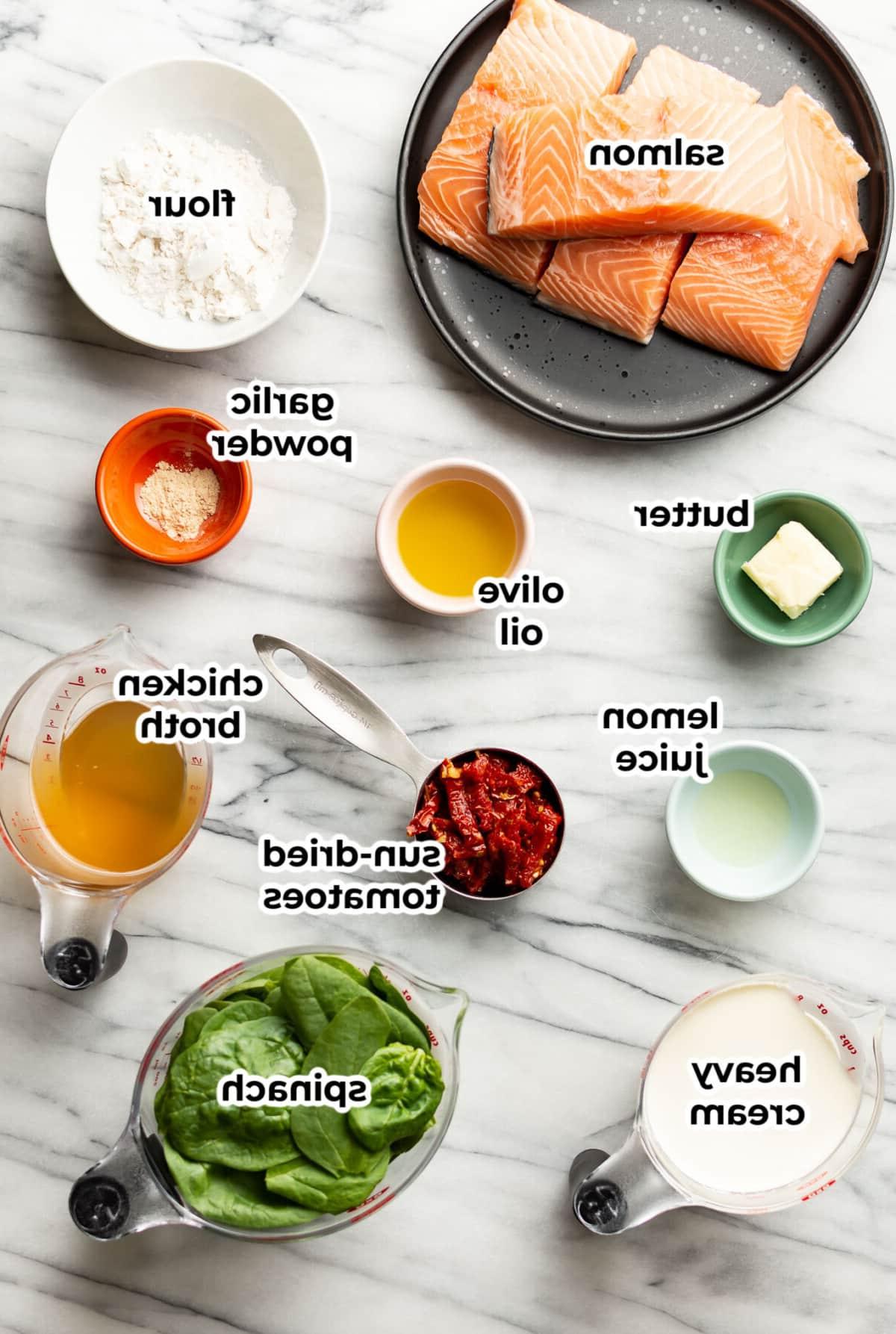 Zutaten für cremigen Toskana-Lachs in Vorbereitungsschalen