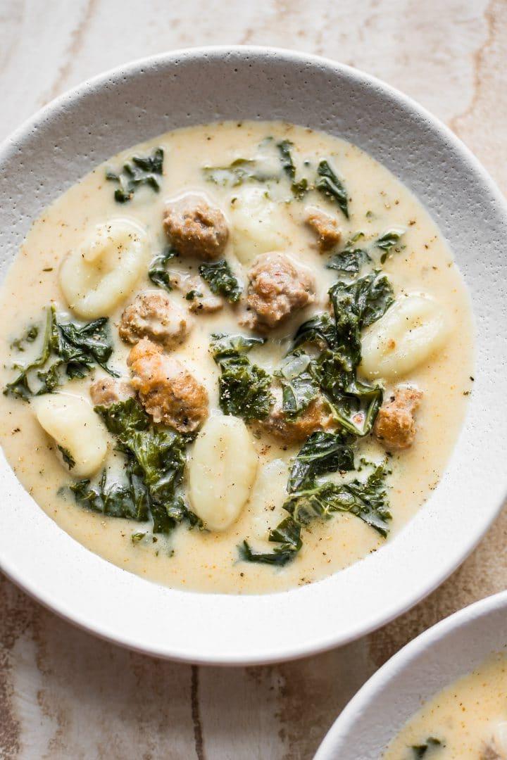 Nahaufnahme einer einfachen Gnocchi-Suppe mit Wurst und Grünkohl in einer Schüssel