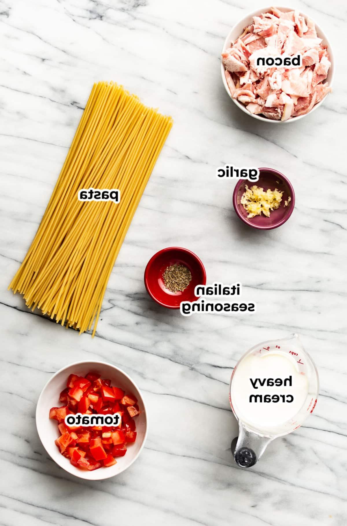 Einfache Cremige Speck-Tomaten-Nudeln 3 Zutaten für cremige Speck-Tomaten-Pasta in Vorbereitungsschüsseln
