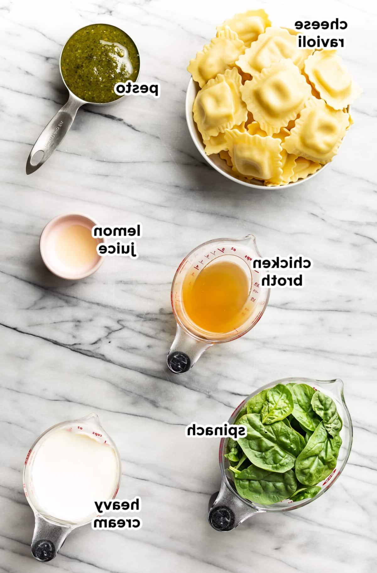 Zutaten für cremige Pesto Ravioli in Vorbereitungsschüsseln