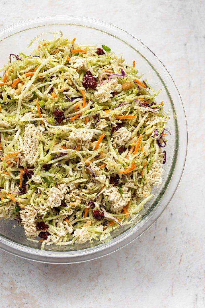 Brokkoli-Ramen-Krautsalat in einer Glasschüssel
