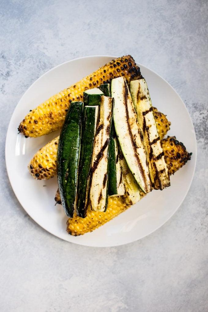 Gegrillter Mais und Zucchini auf einem Teller