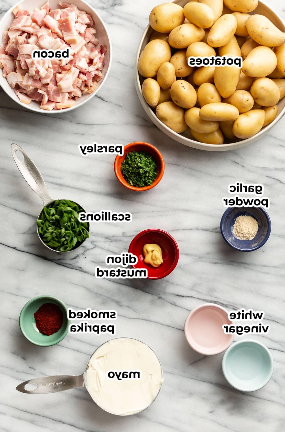 Zutaten für Speck-Kartoffelsalat in Vorbereitungsschüsseln