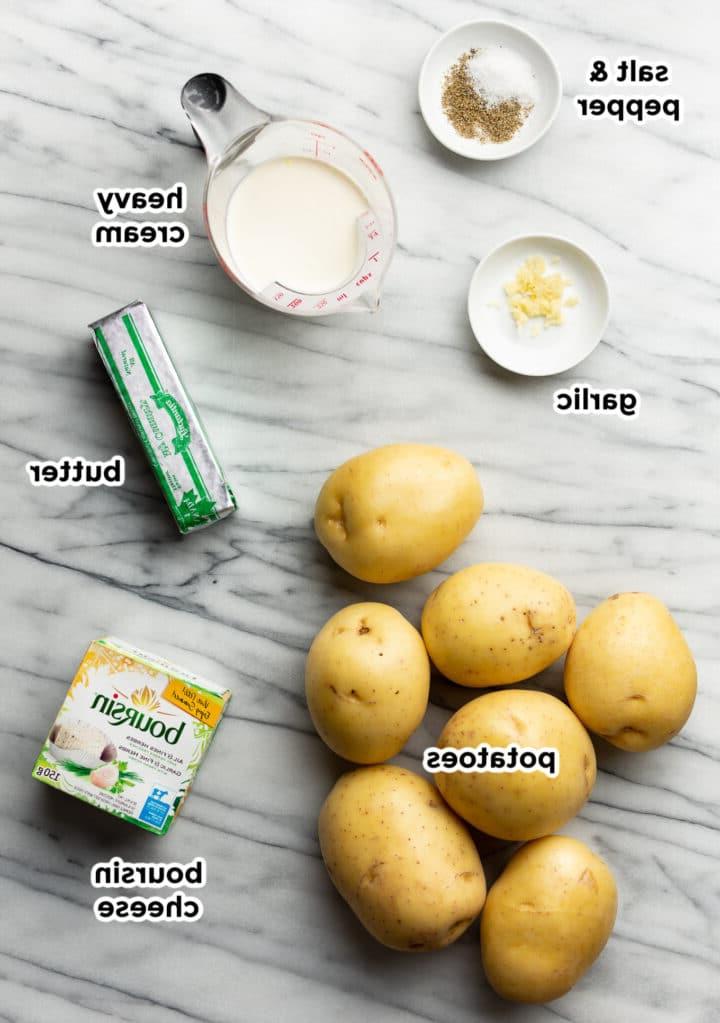Zutaten für Kartoffelpüree mit Boursin auf einer Arbeitsplatte