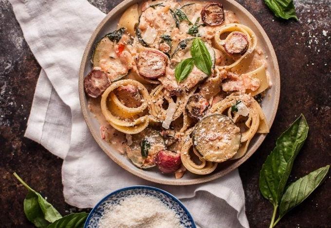 Vegetarische Sommergemüse Pasta mit gerösteten Radieschen auf einem Teller, Nahaufnahme
