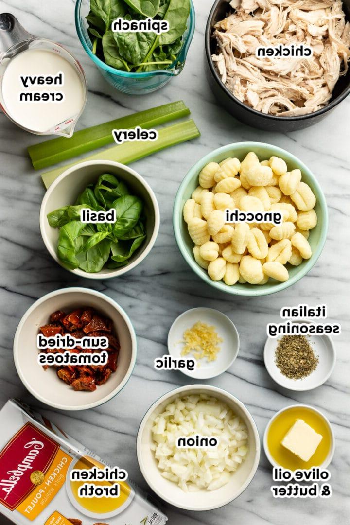 Zutaten für Toskanische Hähnchen-Gnocchi-Suppe in Schüsseln angerichtet