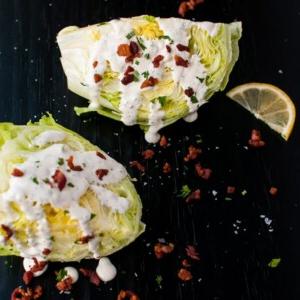 Eisbergsalat Keilsalat mit hausgemachtem Ranch-Dressing und Speck – ein einfaches, schönes und köstliches Salat-Rezept!