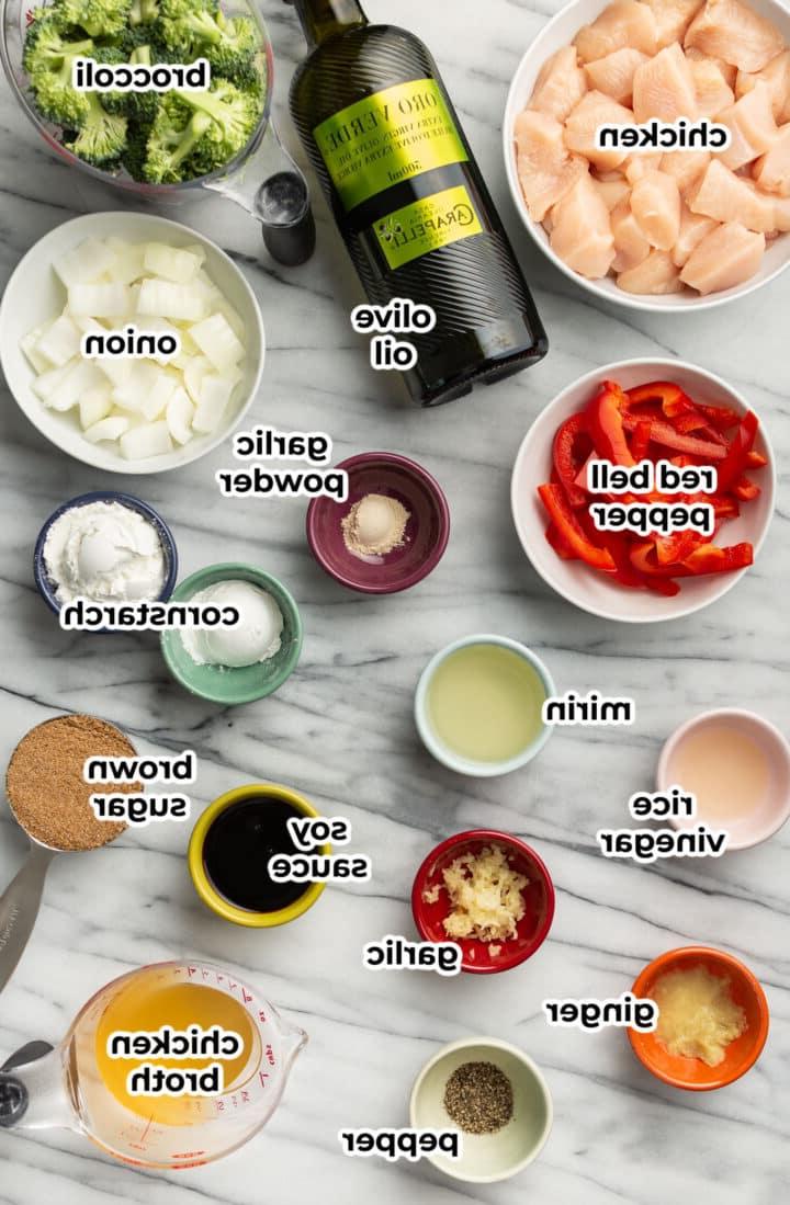Zutaten für Teriyaki Hähnchen Pfannengericht in Vorbereitungsschalen
