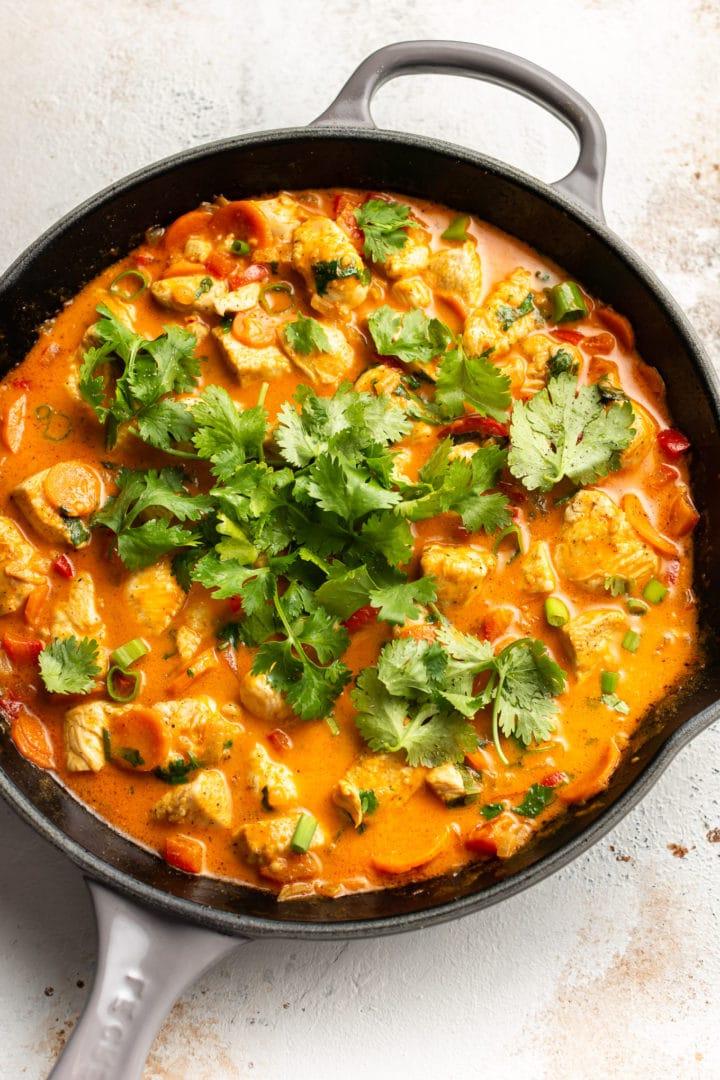 Einfaches thailändisches Hähnchen-Curry (in einer Pfanne)