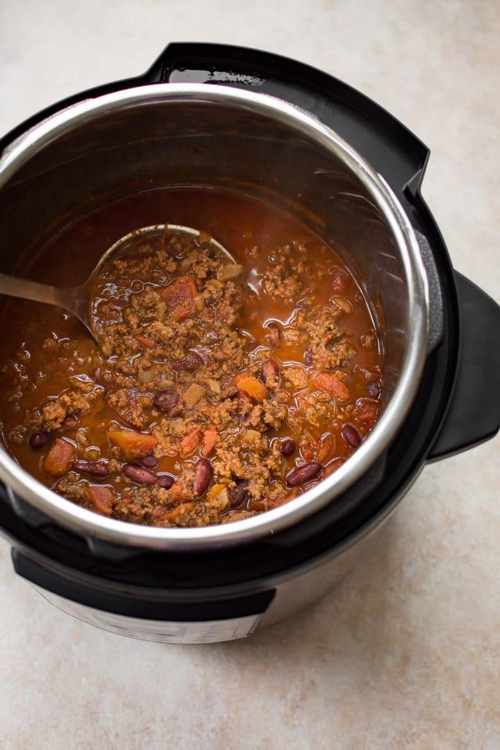 Instant Pot mit gesundem Puten-Chili und einer Schöpfkelle