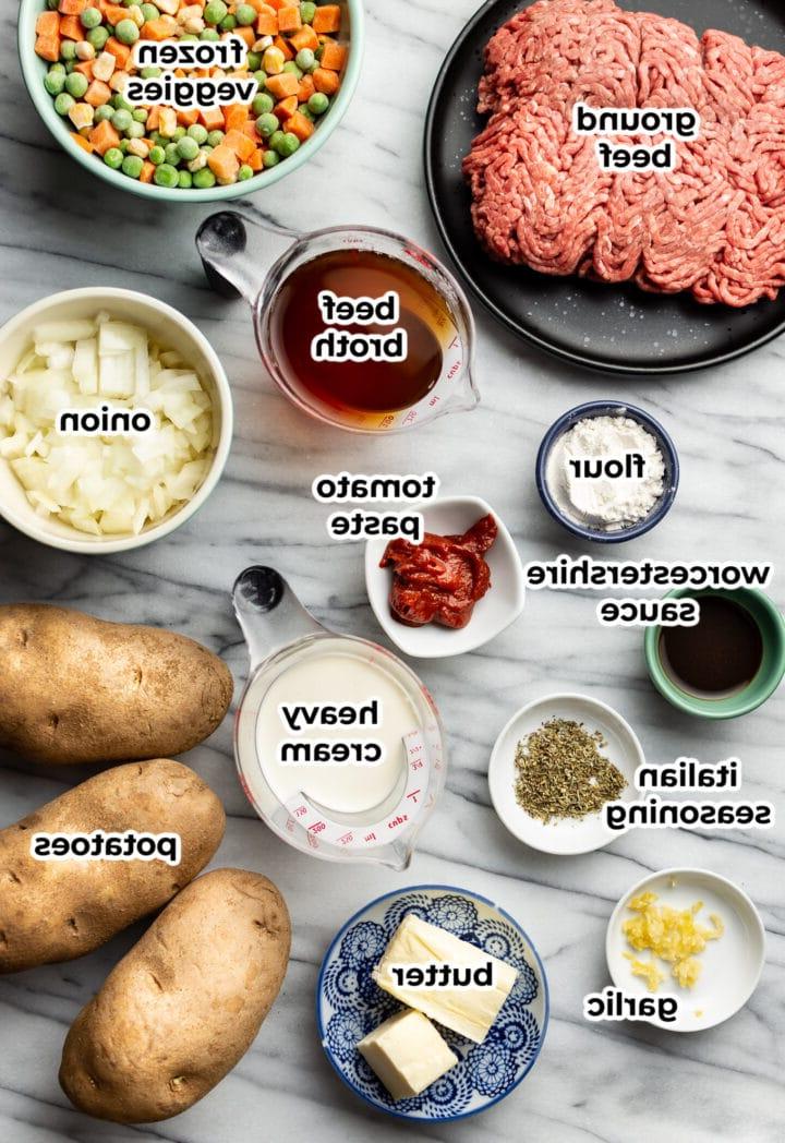 Zutaten für Shepherd's Pie auf einer Marmoroberfläche