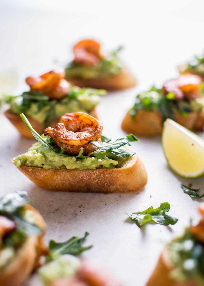 Einfache Knoblauch-Garnelen-Avocado-Crostini als Vorspeise