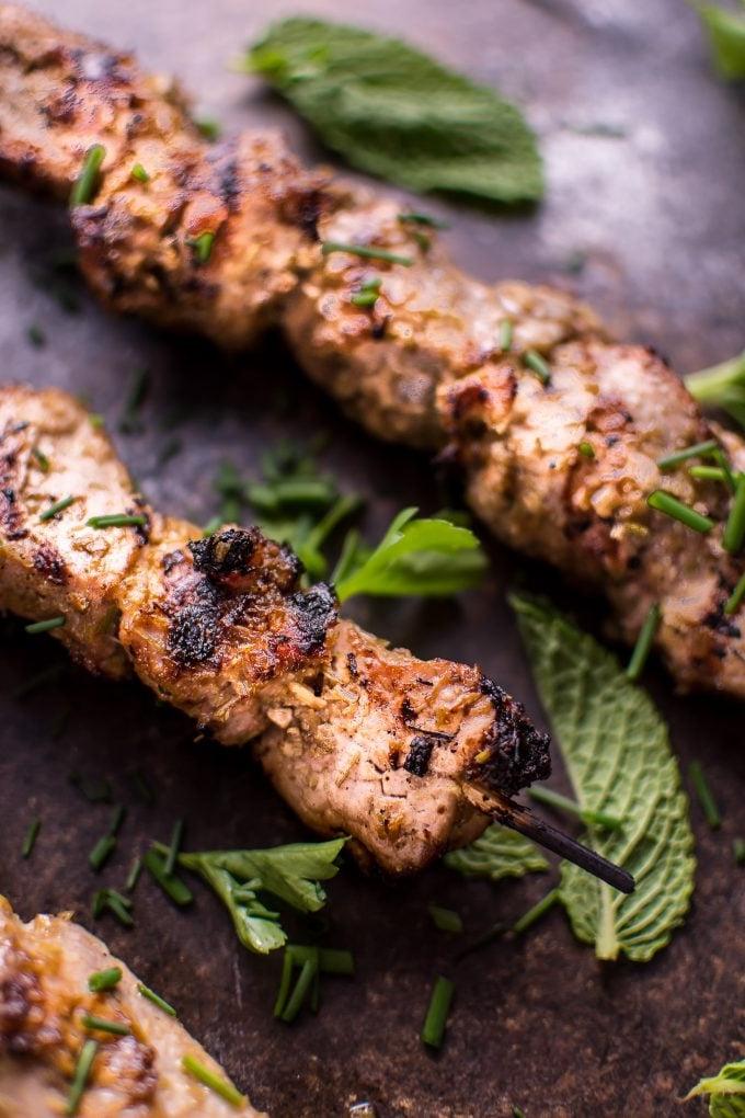 Nahaufnahme von zwei gegrillten vietnamesischen Zitronengras-Schweinefilet-Spießen