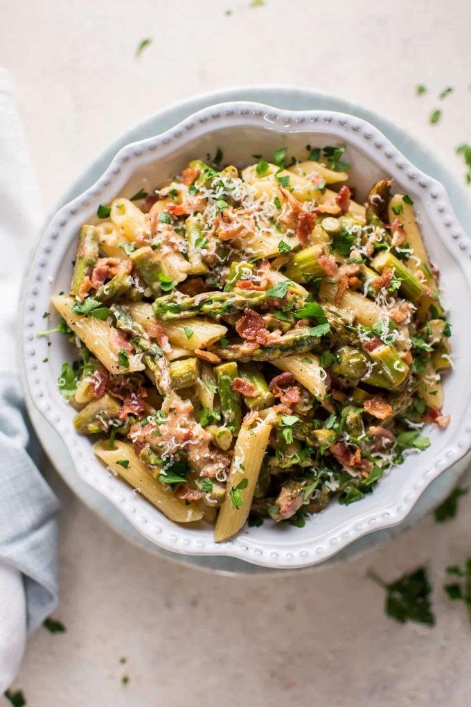 Weiße Schüssel mit Zitronen-Spargel-Bacon-Pasta