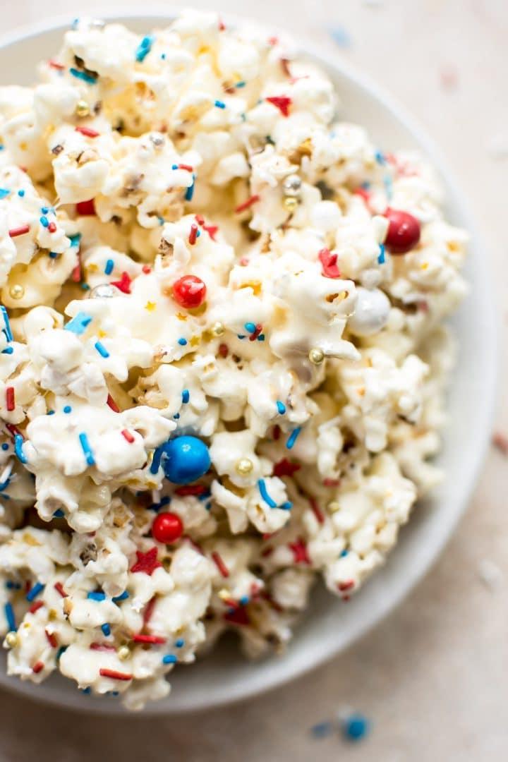 Nahaufnahme von patriotischem Marshmallow Popcorn mit rot-weiß-blauen Streuseln