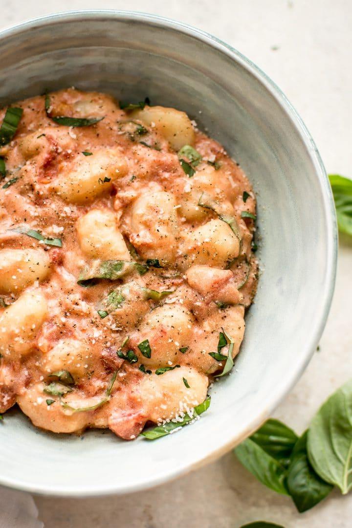Nahaufnahme von Gnocchi mit Wodka-Tomatensoße in einer Schale