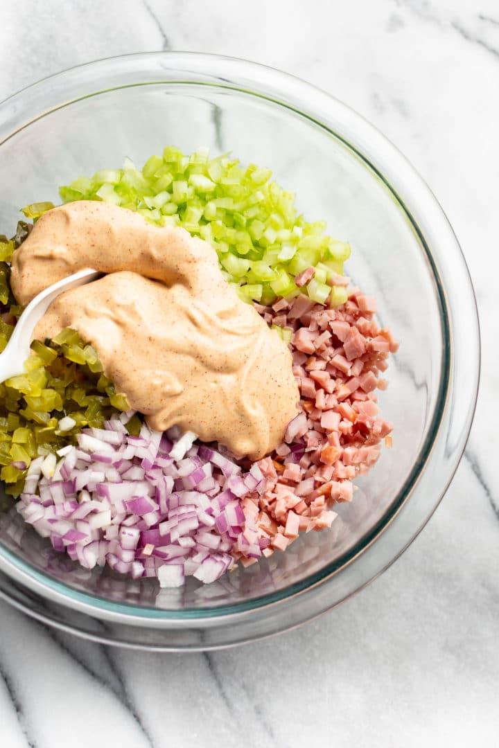 Zutaten für Schinkensalat bereit zum Mischen in einer Glasschüssel