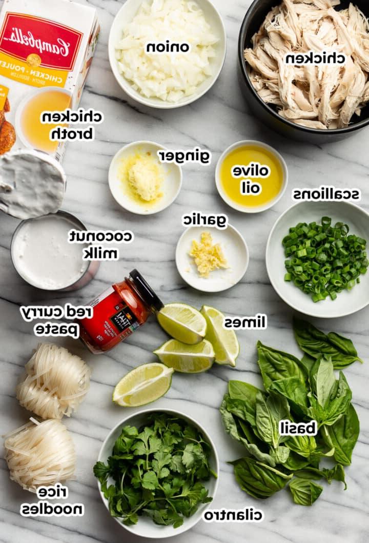 Zutaten für die Thai Hähnchen-Curry-Suppe in Vorbereitungsschalen