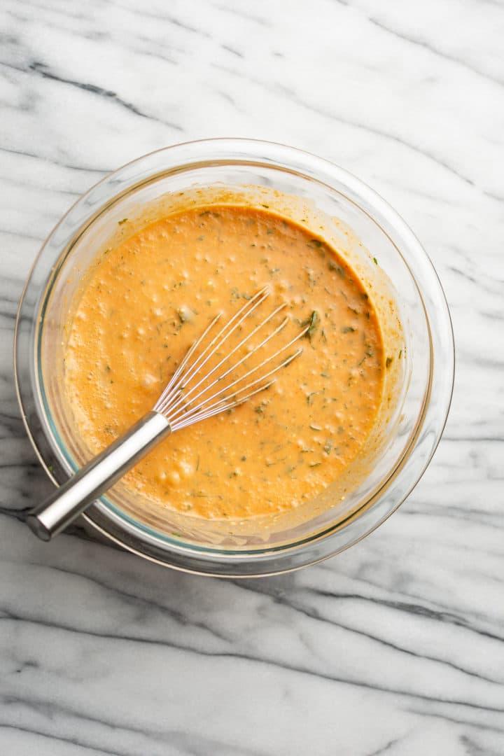 Koriander-Limette-Hähnchenmarinade in einer Glasschüssel