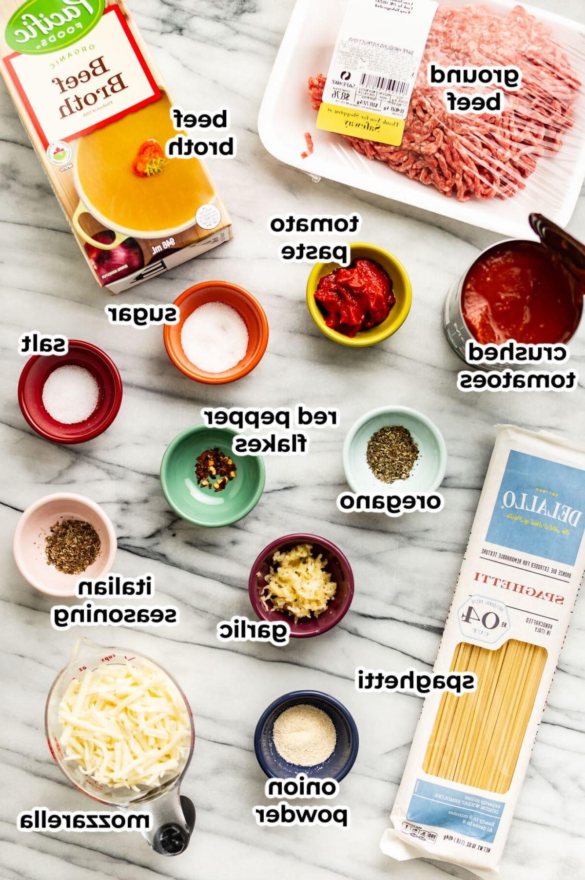 Zutaten für One-Pot Spaghetti in Vorbereitungsschalen