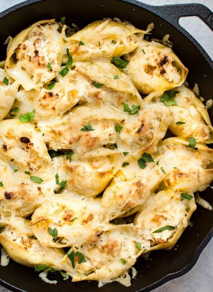 Nahaufnahme von einfach zuzubereitenden Hähnchen gefüllten Nudelschnecken in einer Pfanne