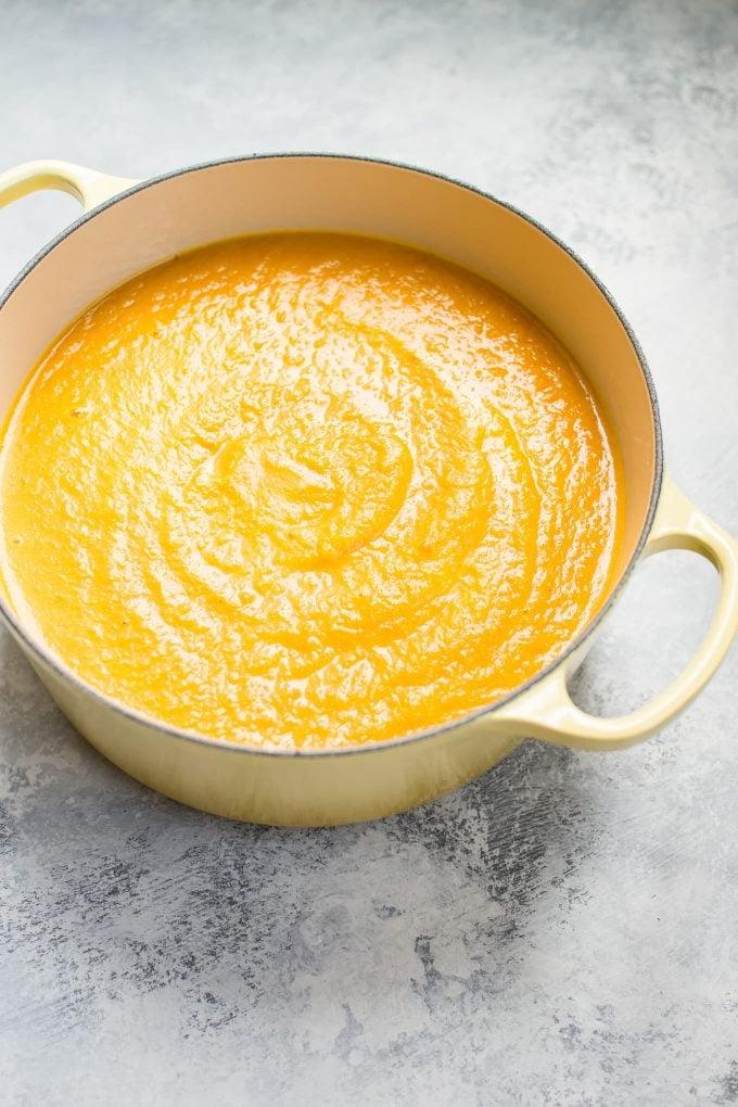 Topf mit Eichelkürbis-Karotten-Suppe