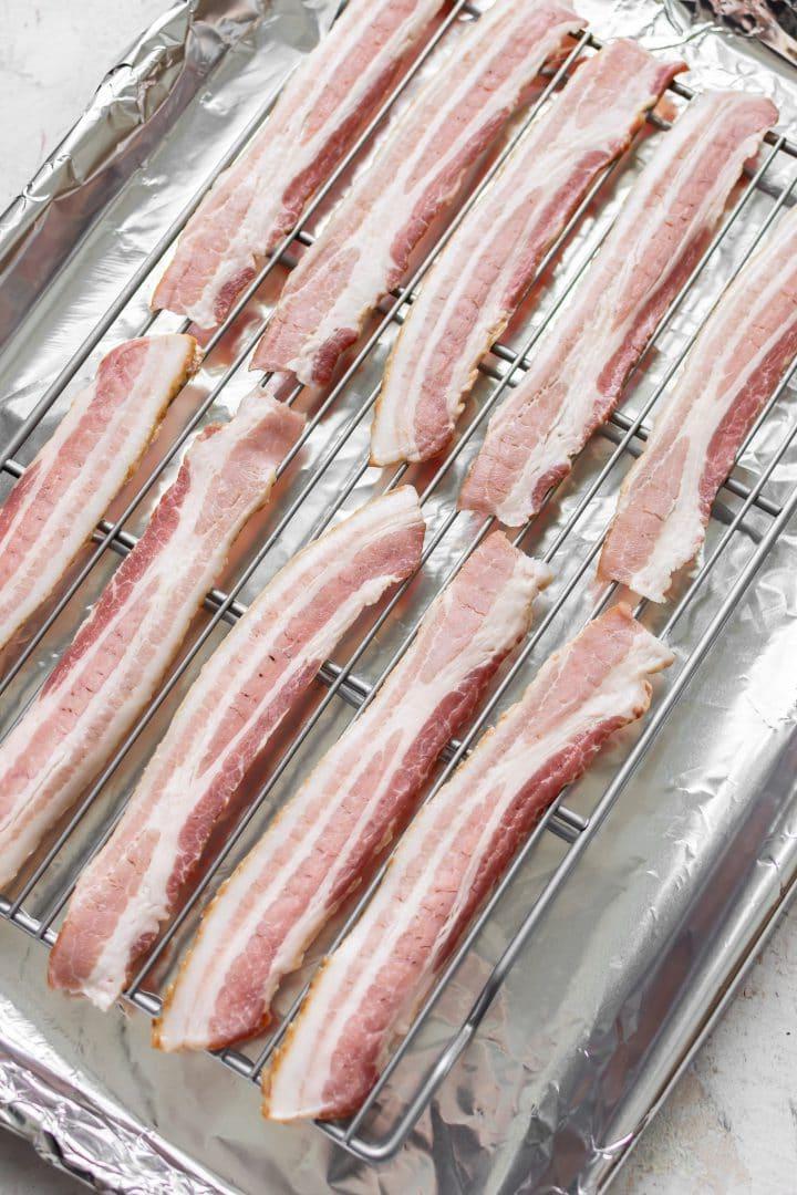 Roher Speck auf einem Gitterrost (bereit zum Backen im Ofen)