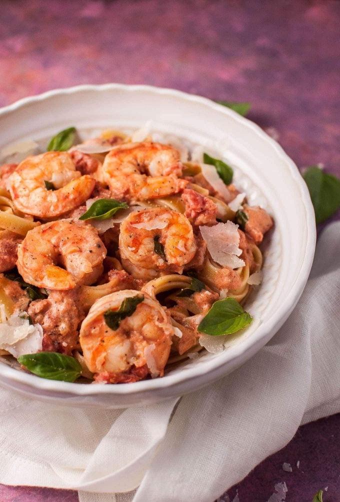 Nahaufnahme von Garnelen-Rosé-Fettuccine in einer Schale