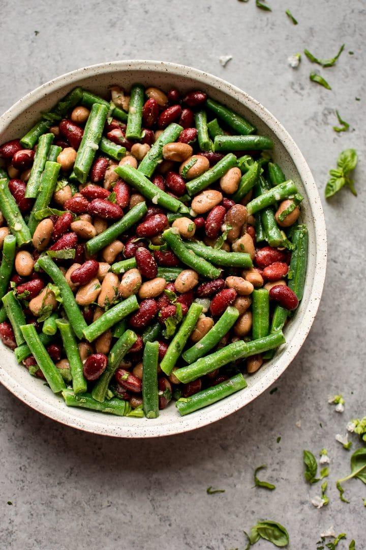 einfacher und gesunder drei-bohnen-salat mit leichter vinaigrette in einer schüssel
