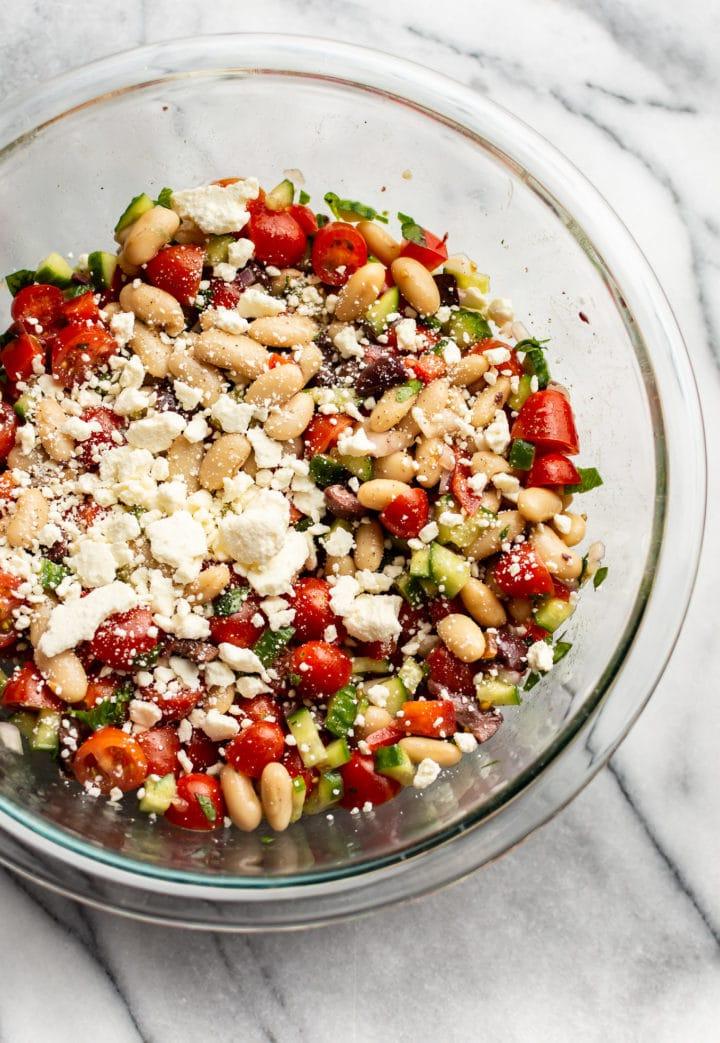 Griechischer Weiße Bohnen Salat in einer Glasschüssel