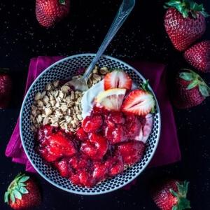 Granola mit Griechischem Joghurt und einer Erdbeer-Zitronen-Vanille-Soße 4 Granola mit Griechischem Joghurt und Erdbeer-Zitronen-Vanille-Soße ist ein köstlicher Frühstücksgenuss. In nur 15 Minuten fertig!